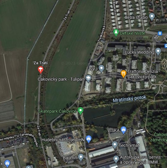 Chodn&iacute;k mezi ulic&iacute; Za Trat&iacute; a s&iacute;dli&scaron;těm