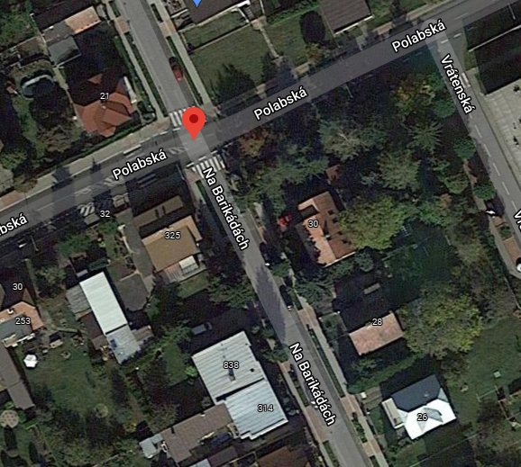 Chodn&iacute;k v ulici Na Barik&aacute;d&aacute;ch