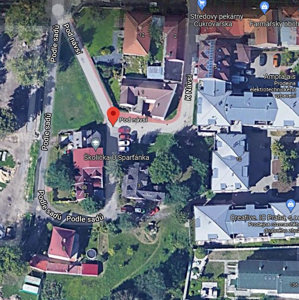 Chodn&iacute;k v ulici Pod N&aacute;vs&iacute;